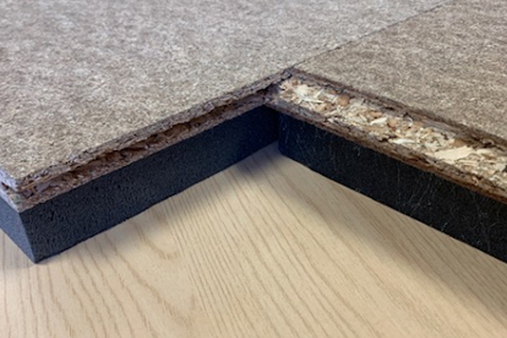 4 rétegű szigetelt padozat, acél szerkezet, 80 mm PUR panel, 14 mm OSB, Vinyl padló,